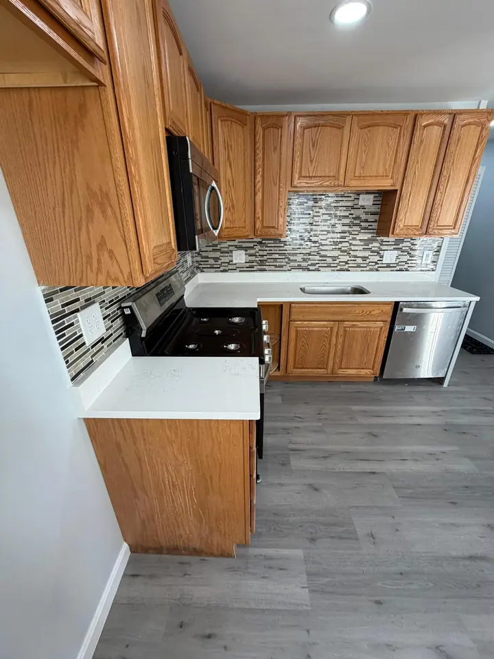 Oak kitchen with vinyl plank floor